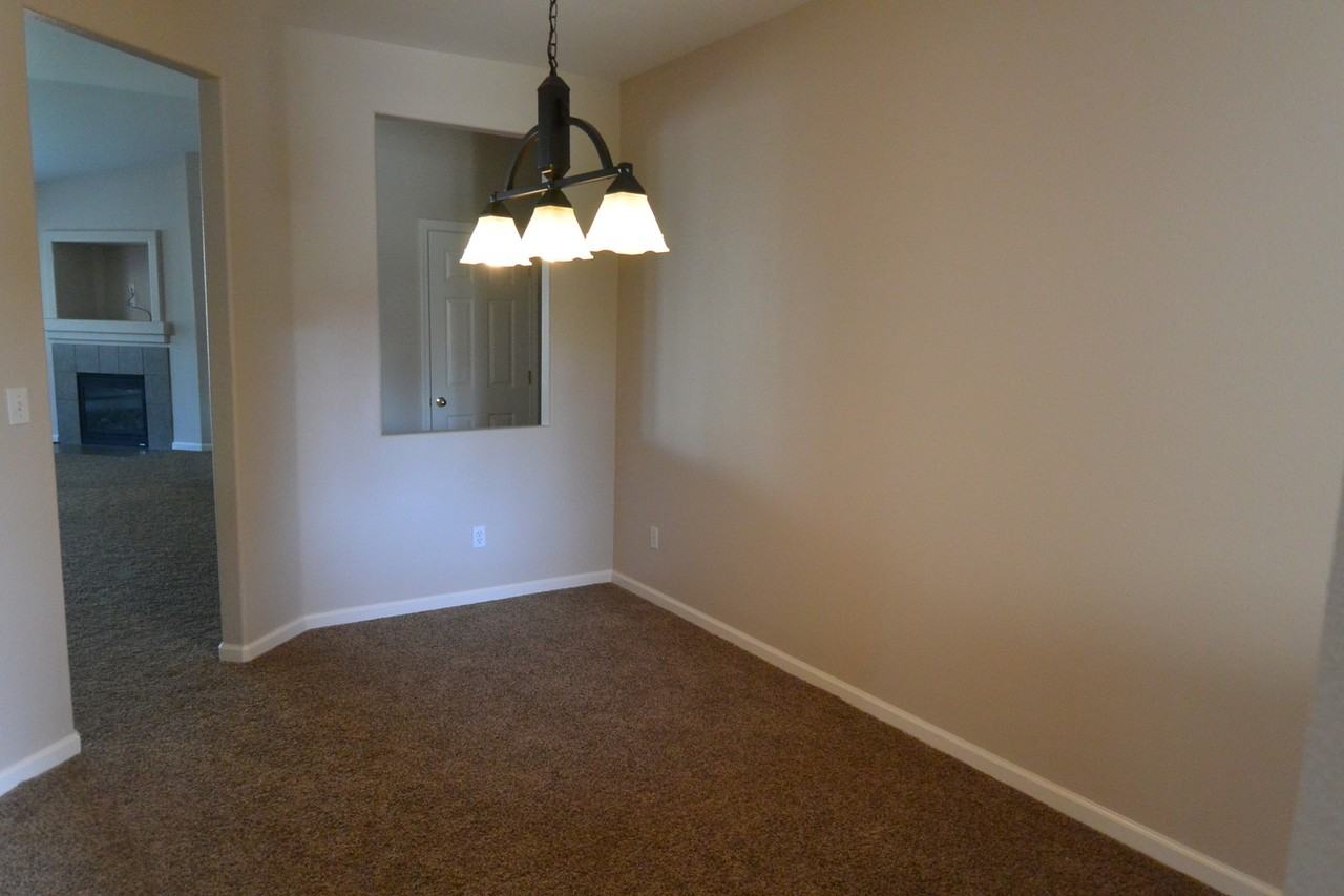 6102 W Seeger Ct - Photo 7 of 14
