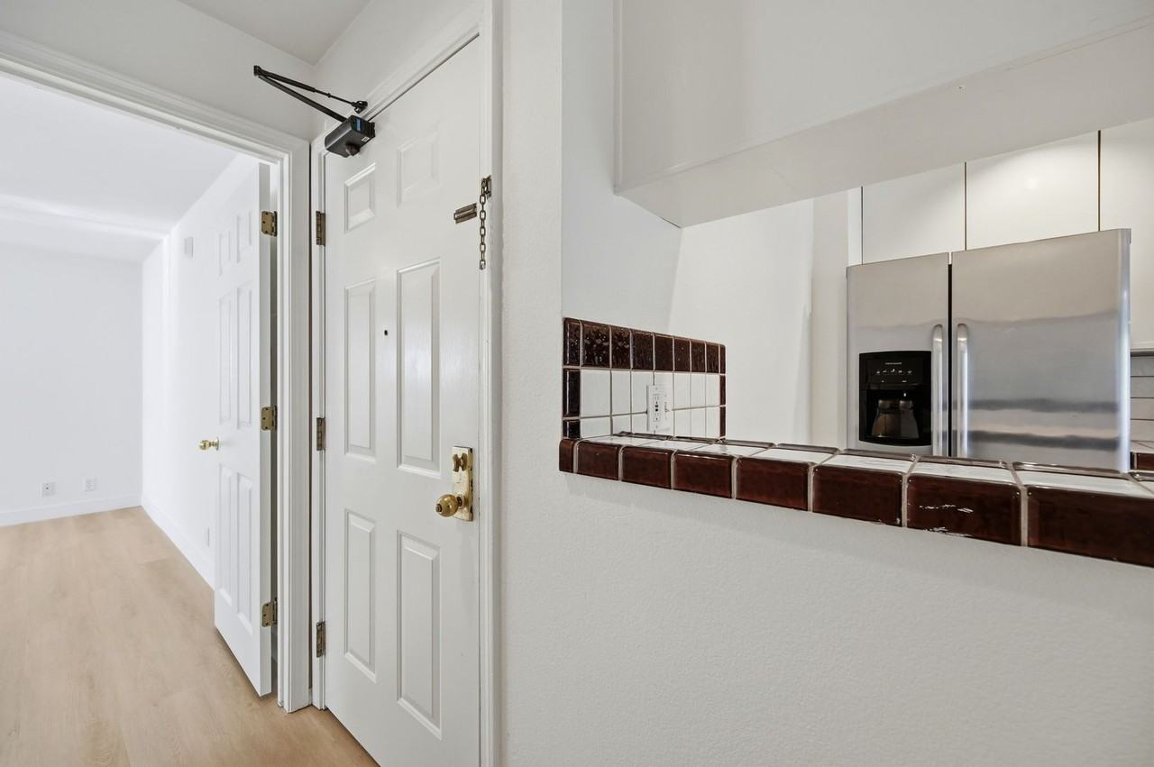 3301 Mission St #302 - Photo 4 of 18