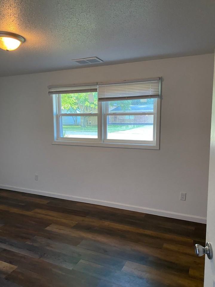 883 Roanoke Dr - Photo 3 of 44