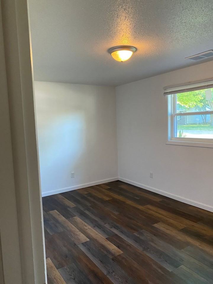 883 Roanoke Dr - Photo 4 of 44