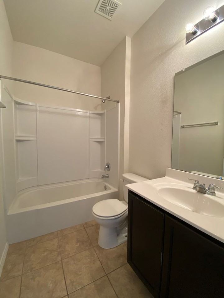 408 E Vega Ln - Photo 4 of 18