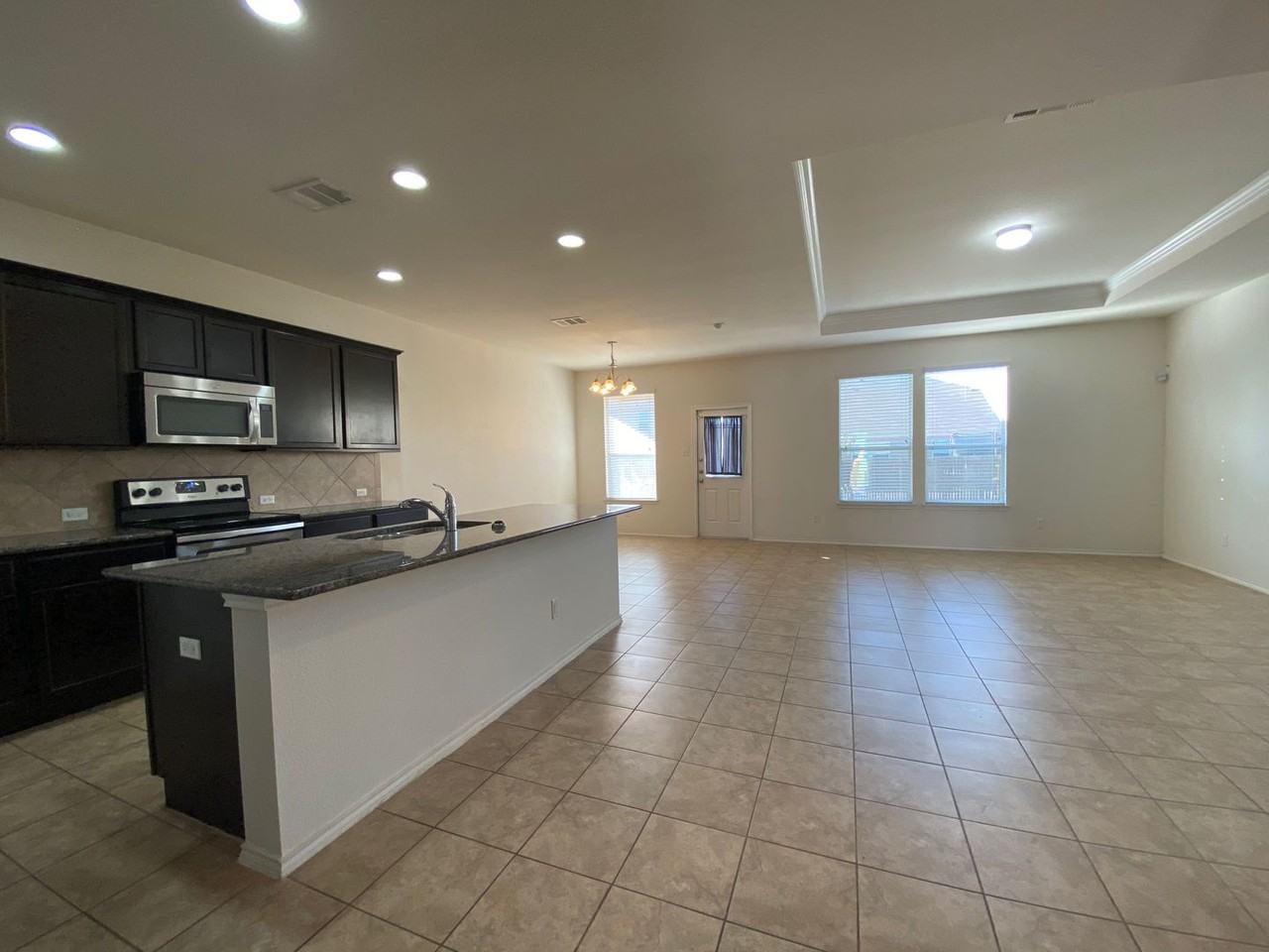 408 E Vega Ln - Photo 5 of 18