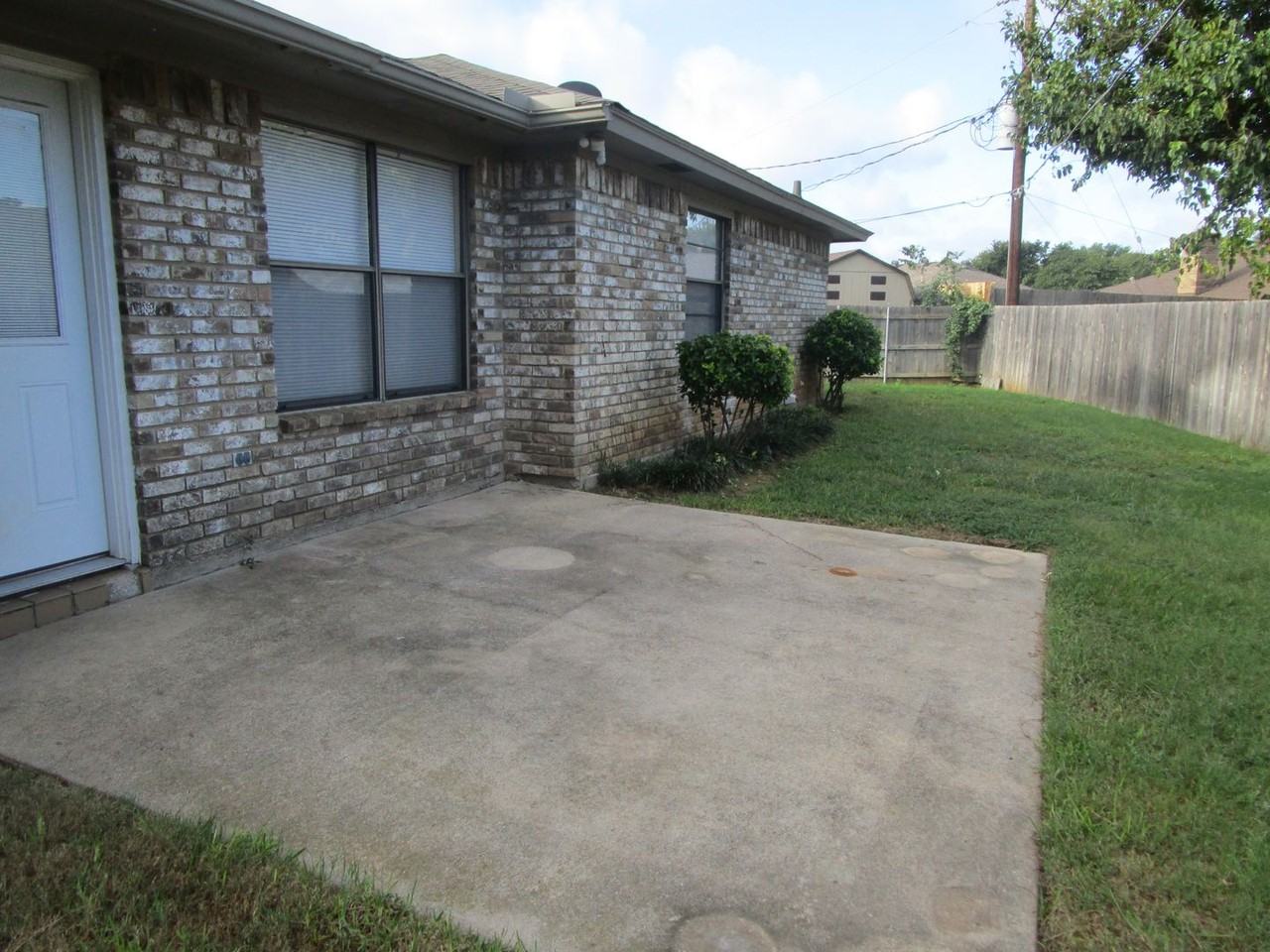 3700 Dauphine Ct - Photo 2 of 28