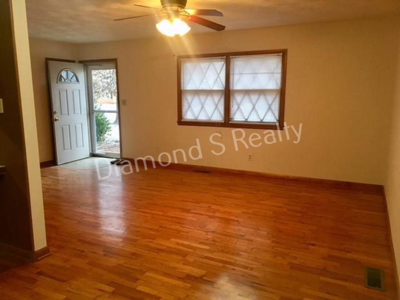 2706 S Stewart Ave - Photo 3 of 11