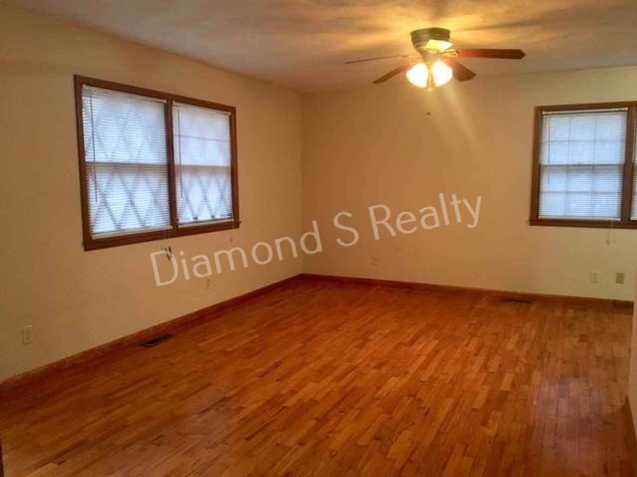2706 S Stewart Ave - Photo 4 of 11