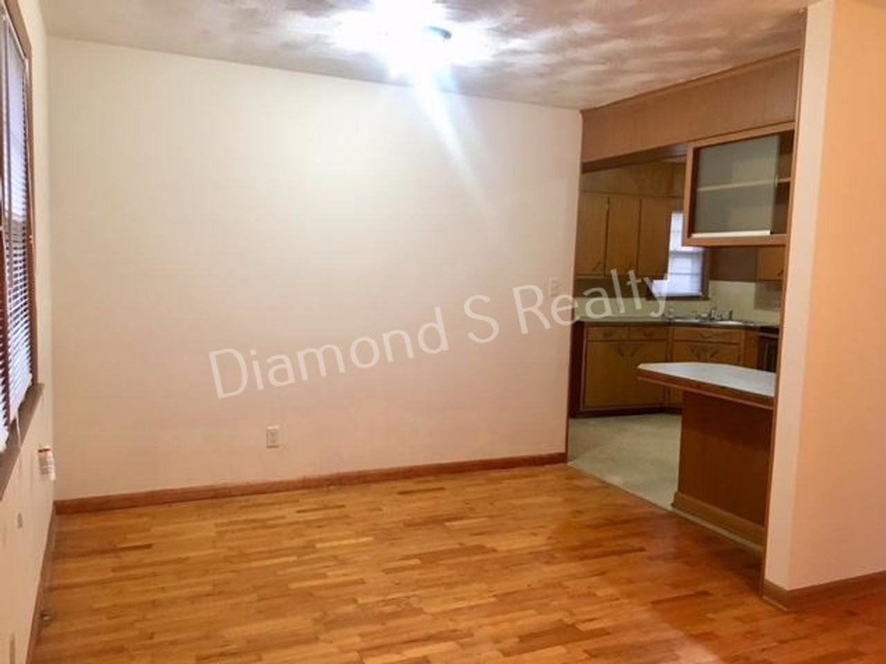 2706 S Stewart Ave - Photo 5 of 11
