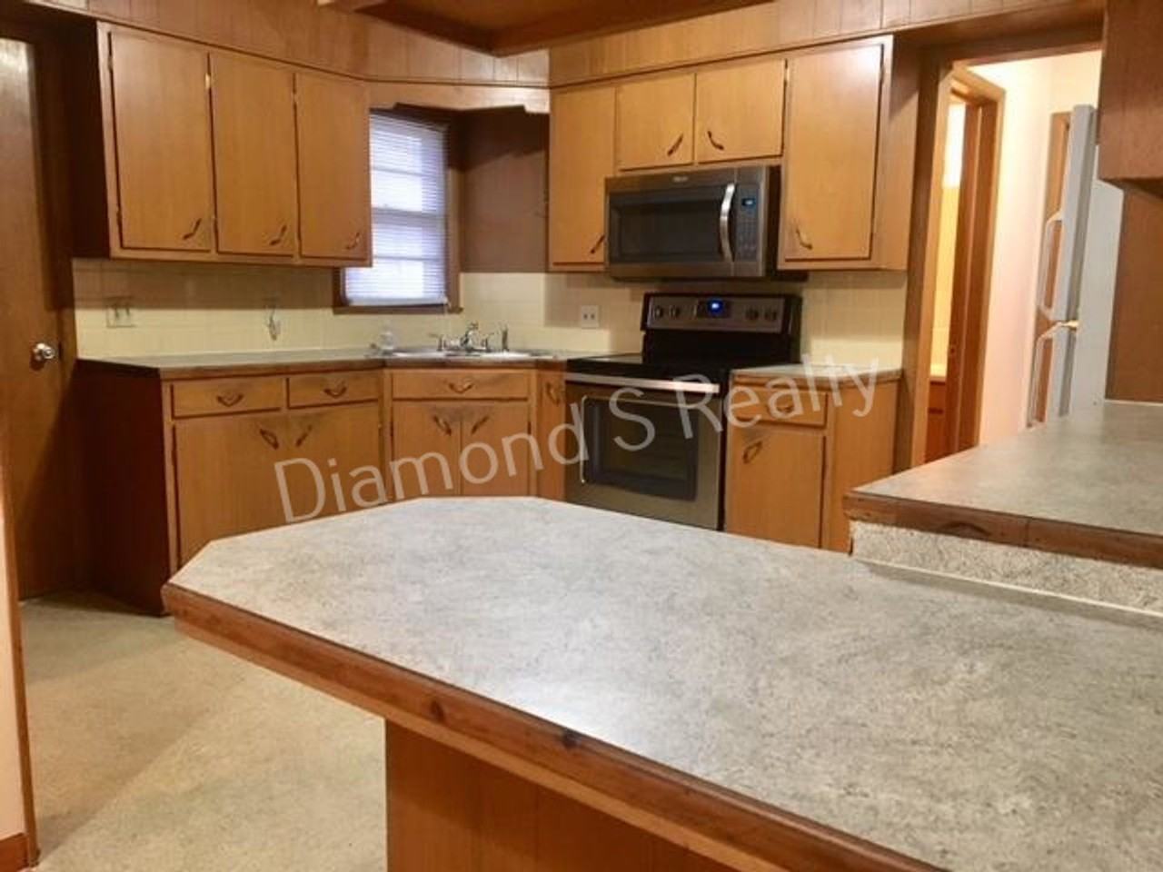 2706 S Stewart Ave - Photo 6 of 11