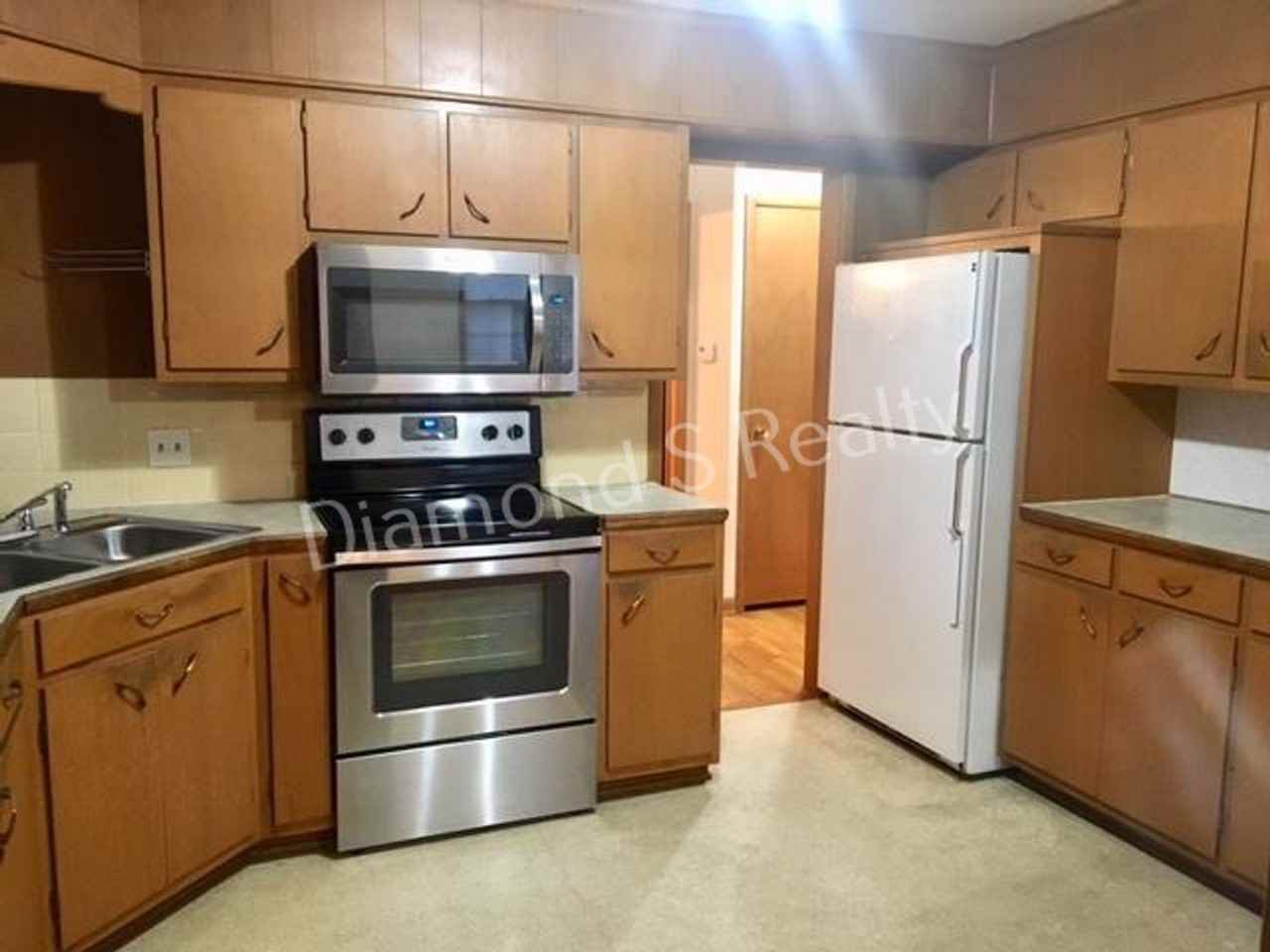 2706 S Stewart Ave - Photo 7 of 11