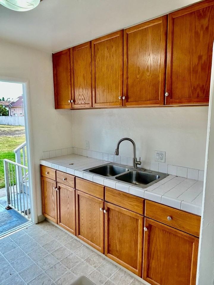 3130 Nimitz Blvd - Photo 5 of 16