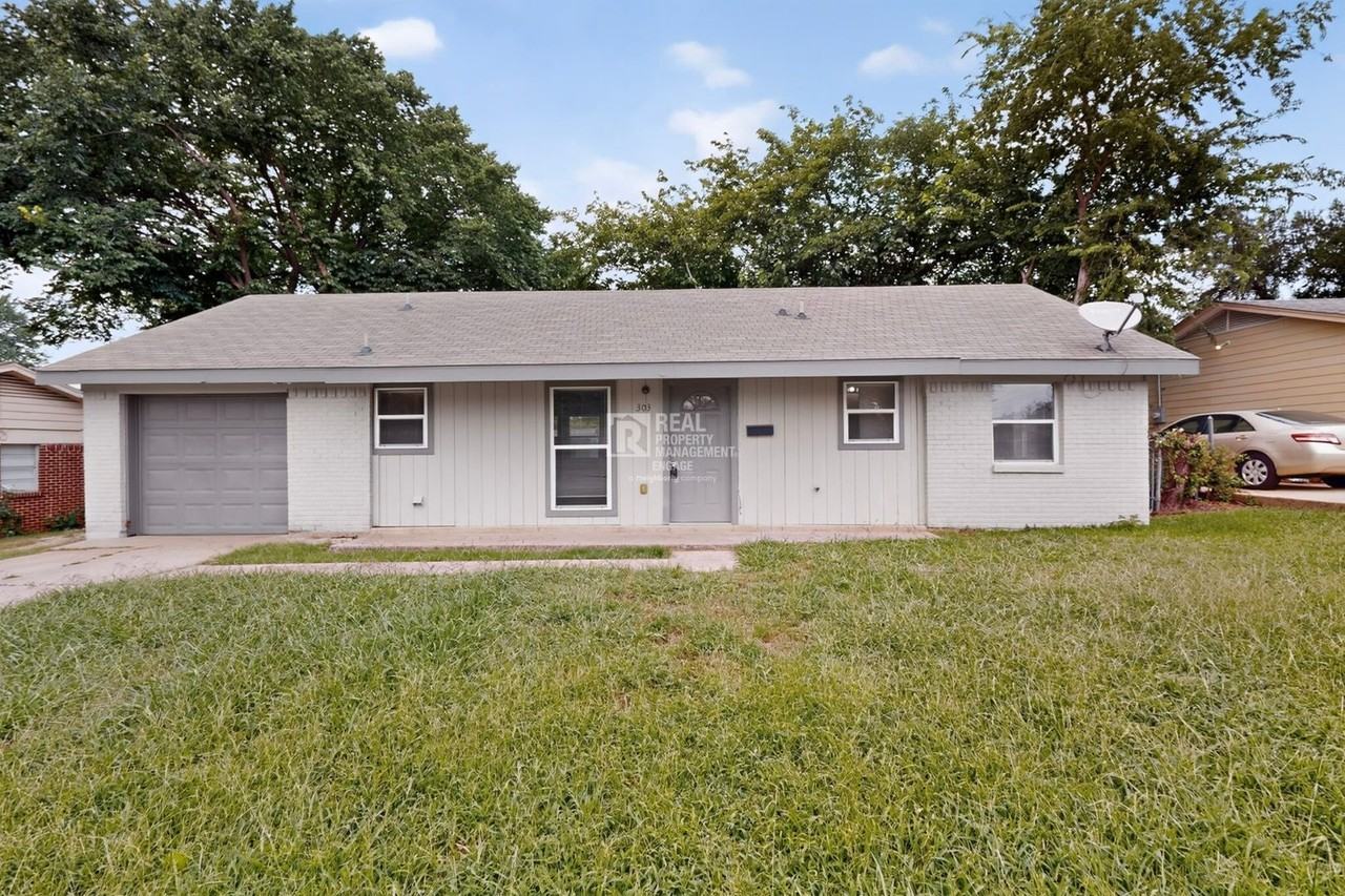 303 Westwood Dr - Photo 2 of 30