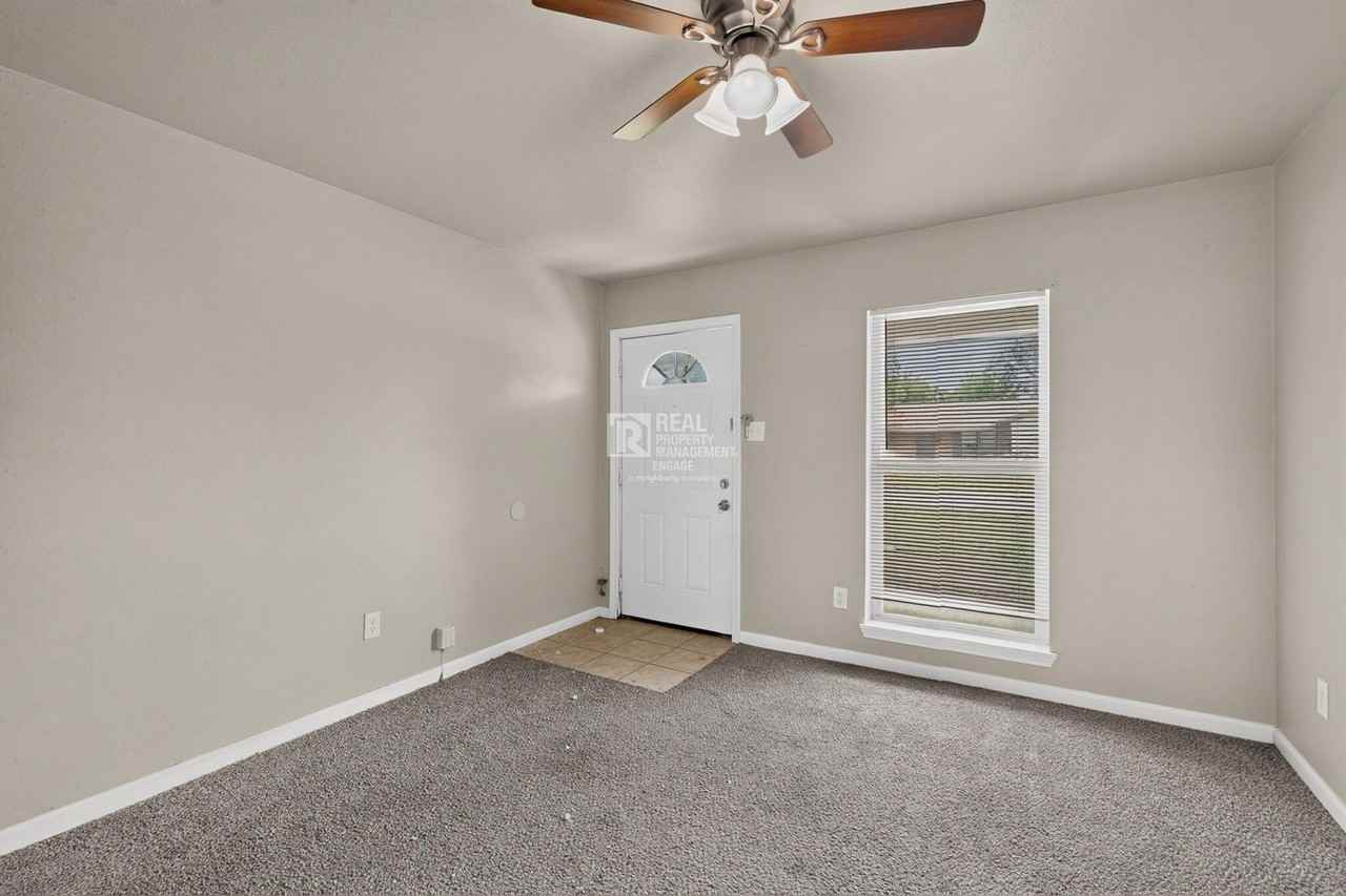 303 Westwood Dr - Photo 4 of 30