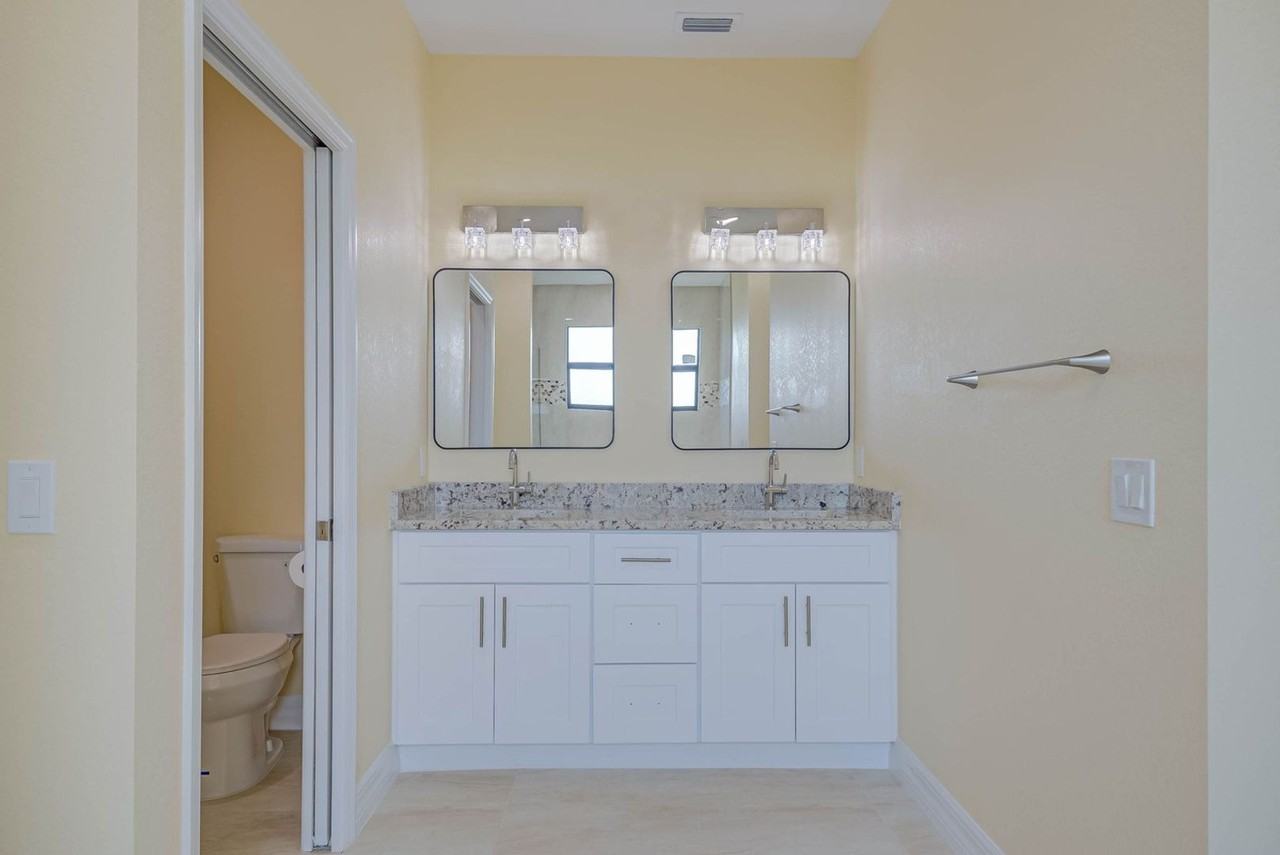 637 Cardinal St E - Photo 5 of 37