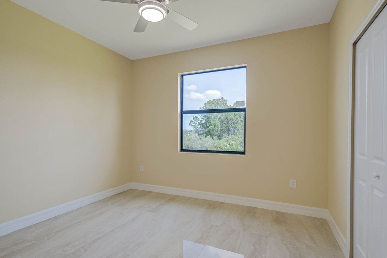 637 Cardinal St E - Photo 7 of 37