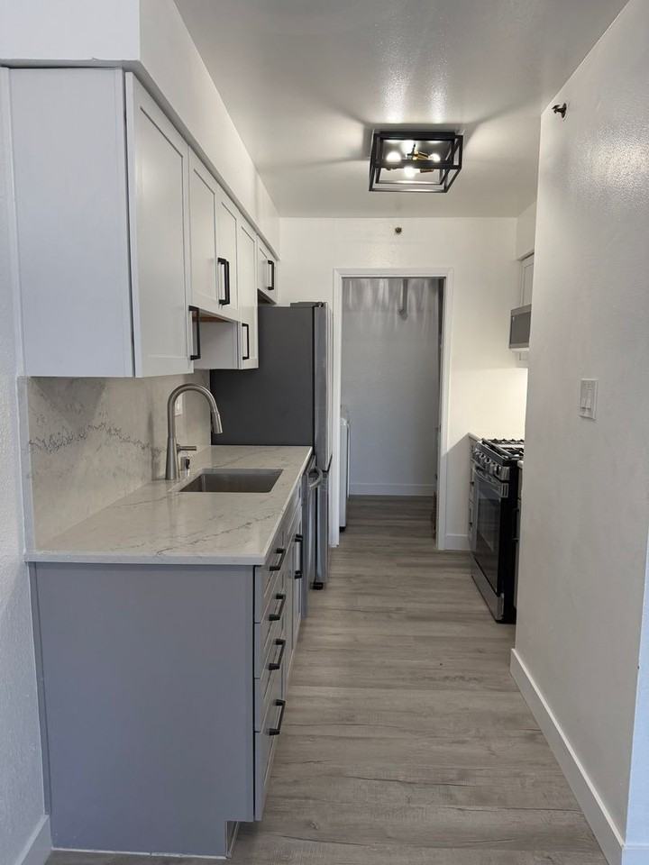 2451 Greendale Dr - Photo 3 of 8