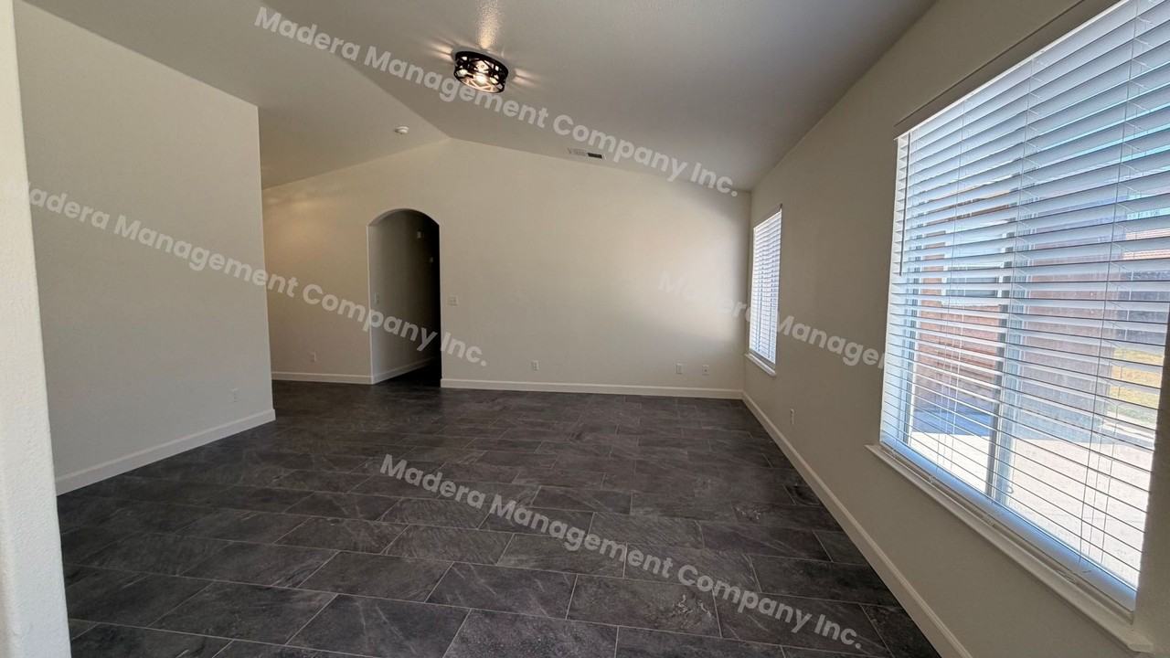 636 Macadamia Ave - Photo 6 of 33