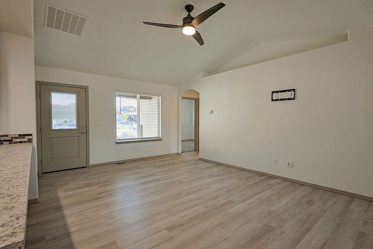 709 E Avenue K - Photo 4 of 33