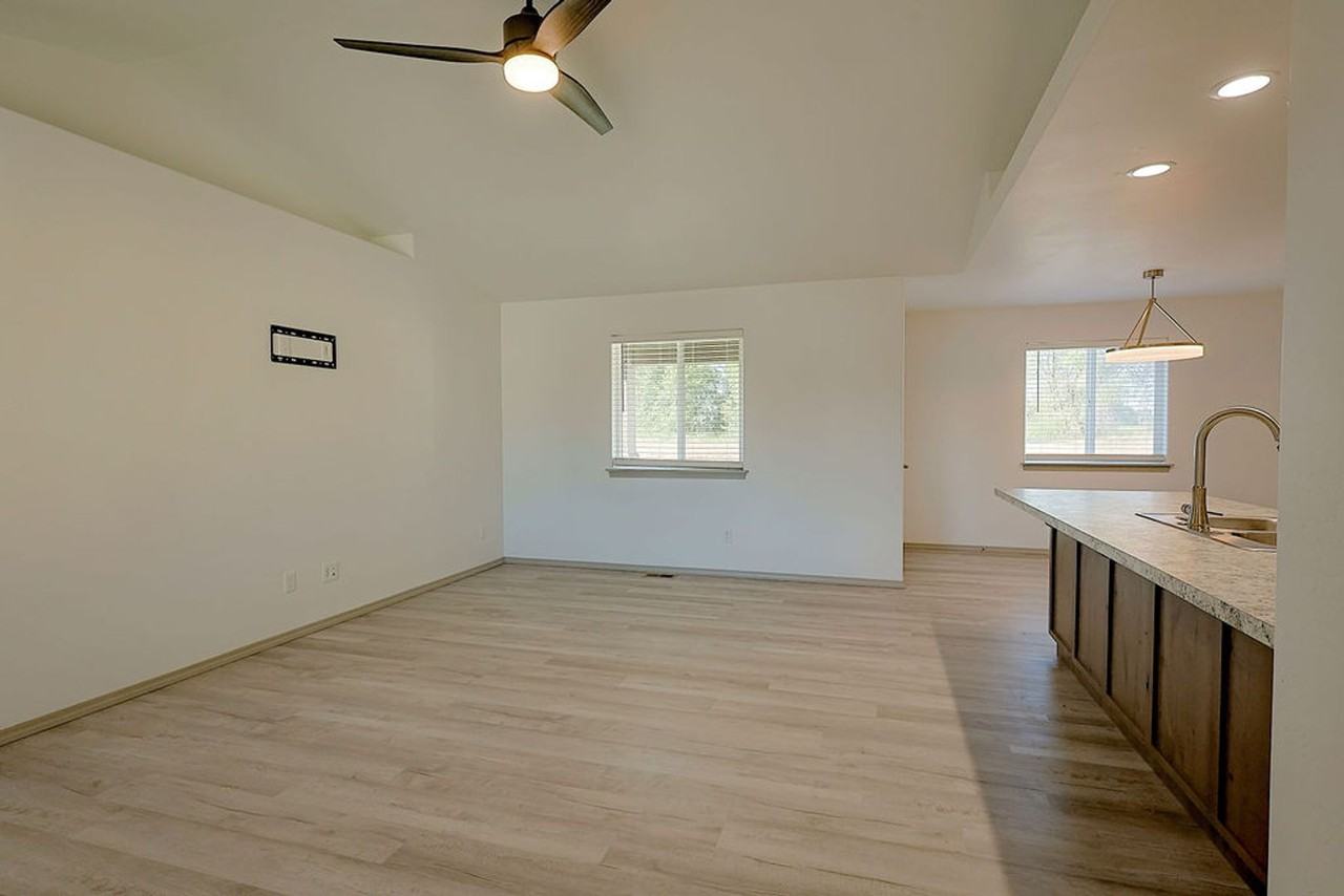709 E Avenue K - Photo 5 of 33