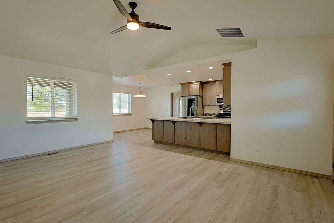 709 E Avenue K - Photo 6 of 33