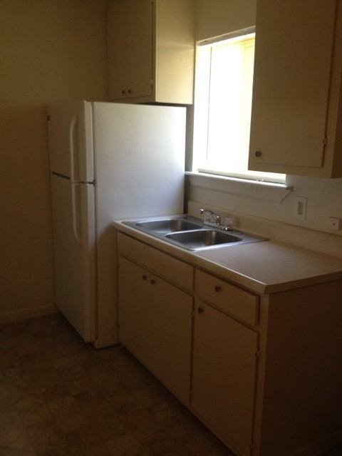 839 Iowa Ave - Photo 2 of 16