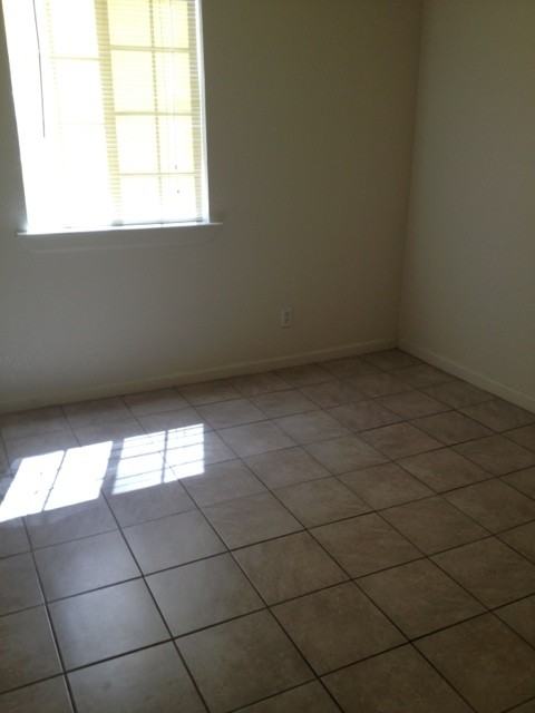 839 Iowa Ave - Photo 6 of 16