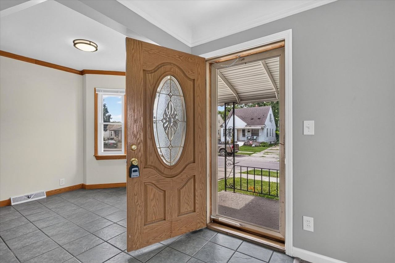2090 Cicotte Ave - Photo 4 of 35