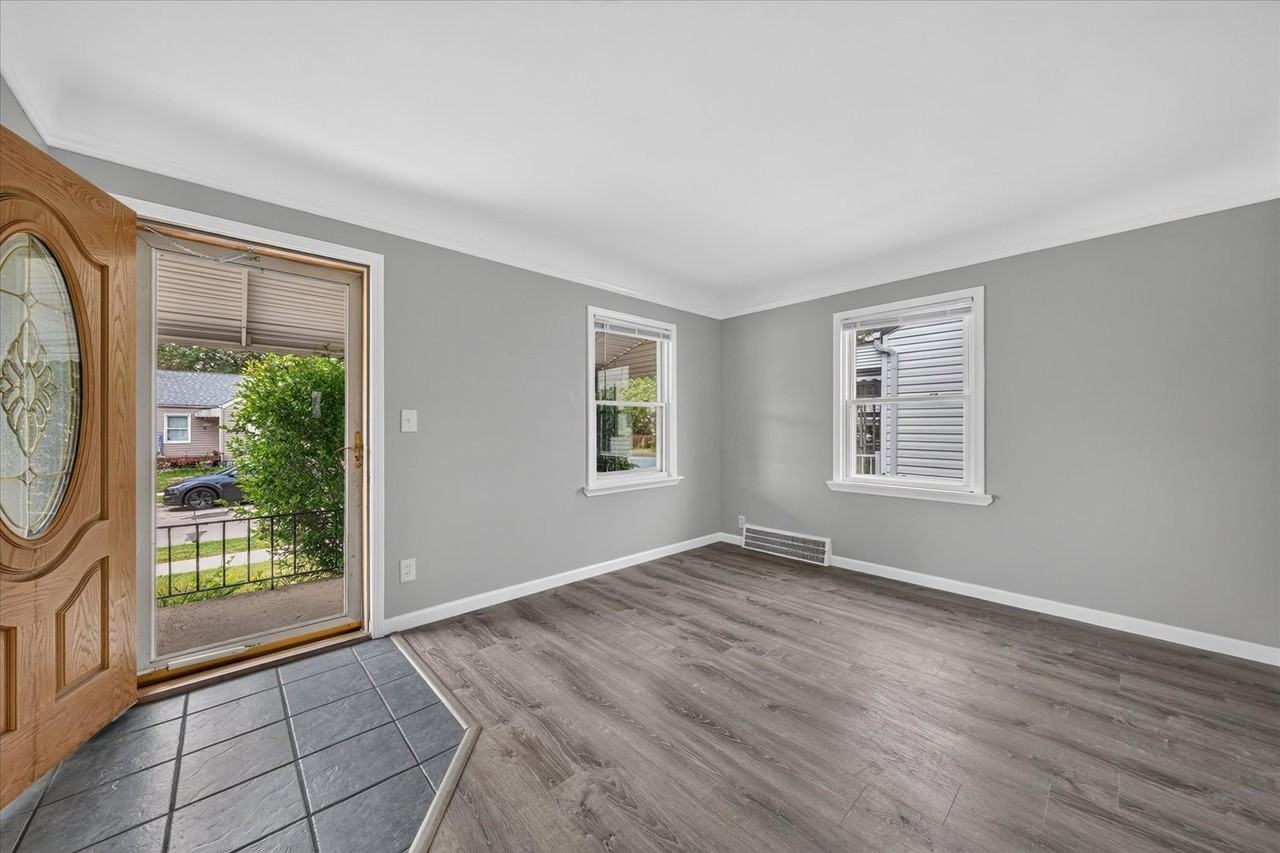2090 Cicotte Ave - Photo 5 of 35