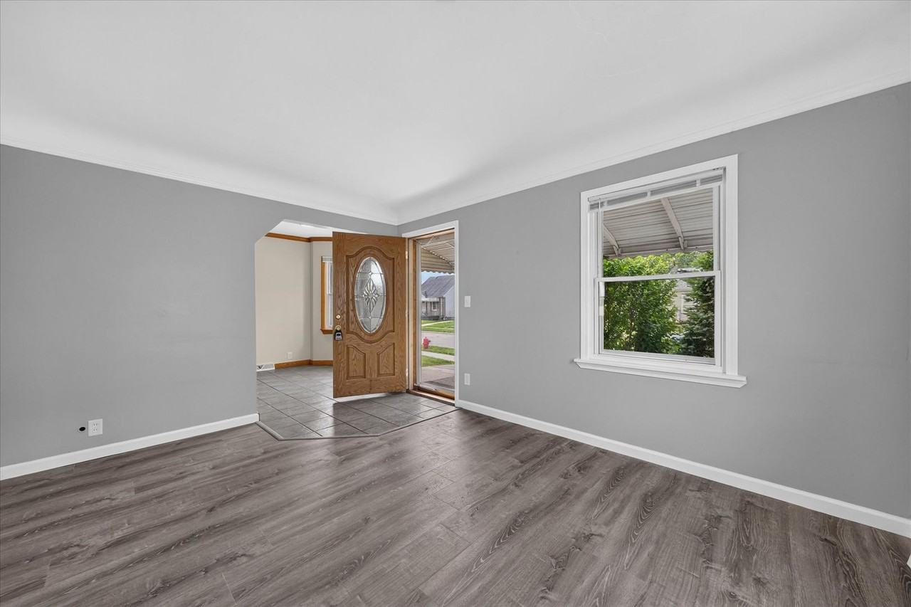 2090 Cicotte Ave - Photo 6 of 35