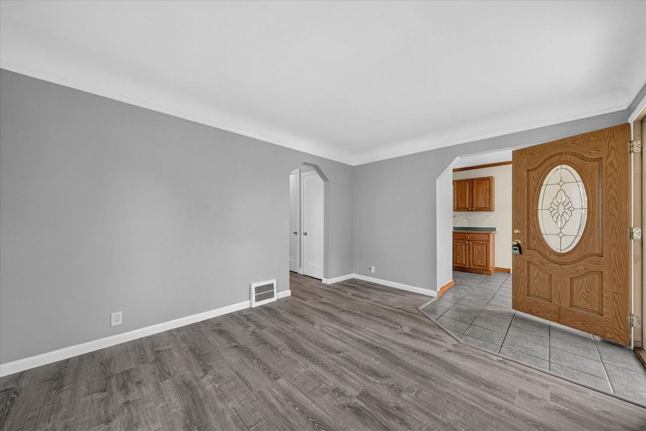 2090 Cicotte Ave - Photo 7 of 35