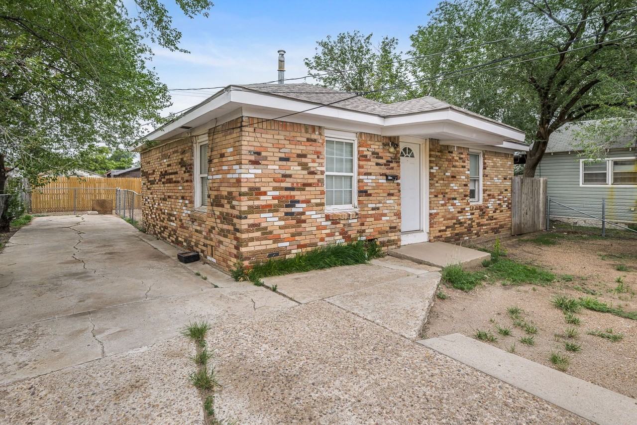 819 N Apache St - Photo 2 of 16