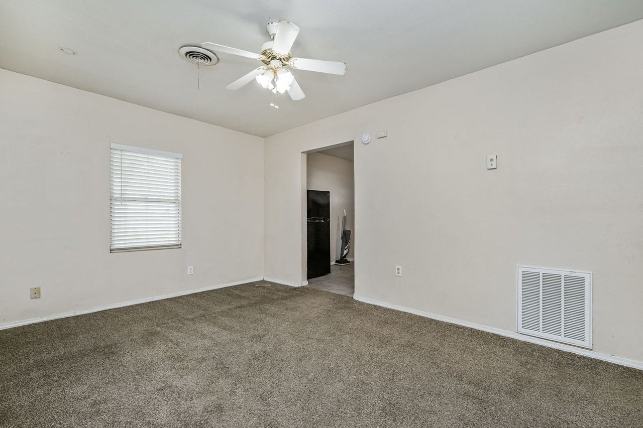 819 N Apache St - Photo 3 of 16