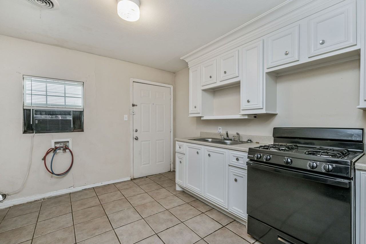 819 N Apache St - Photo 5 of 16
