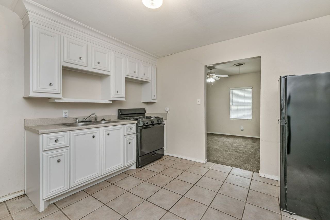 819 N Apache St - Photo 7 of 16