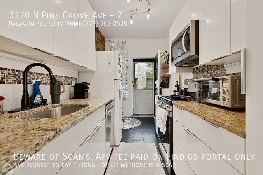 3170 N Pine Grove Ave #2 - Photo 6 of 16