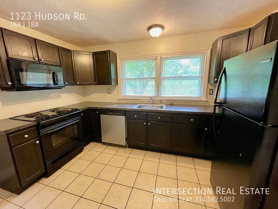 1123 Hudson Rd - Photo 7 of 14