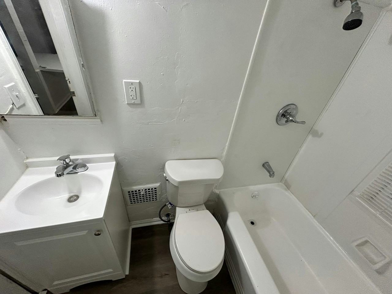 18095 Goulburn Avenue, Unit B (Up) - Photo 3 of 12