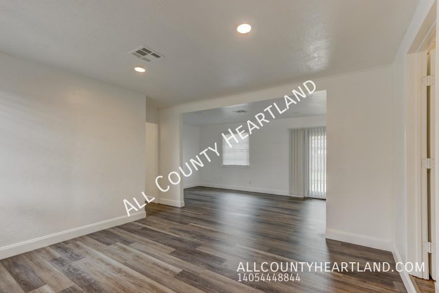 6806 Nw 32nd St - Photo 3 of 19