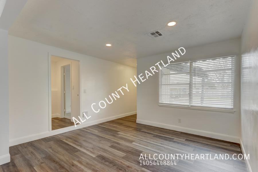 6806 Nw 32nd St - Photo 4 of 19
