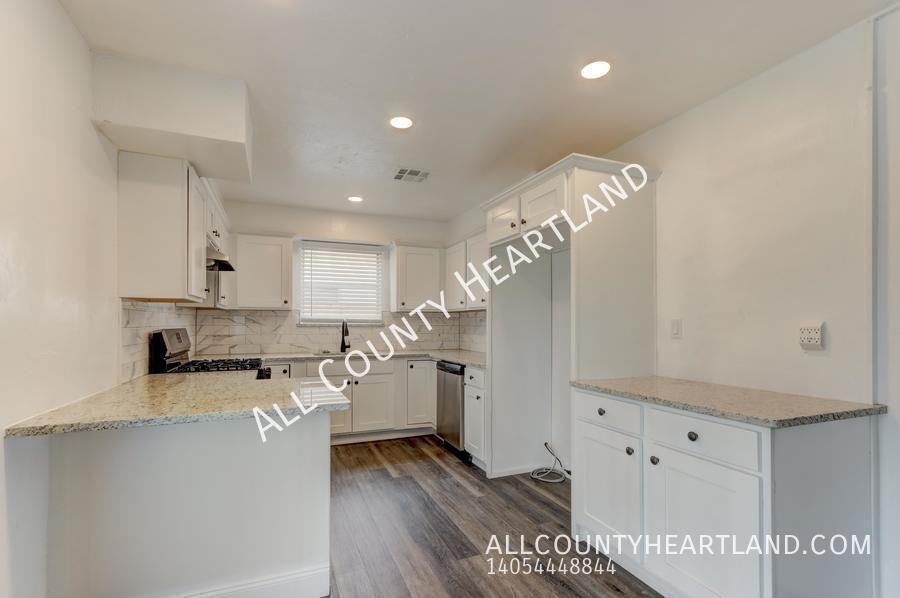 6806 Nw 32nd St - Photo 7 of 19