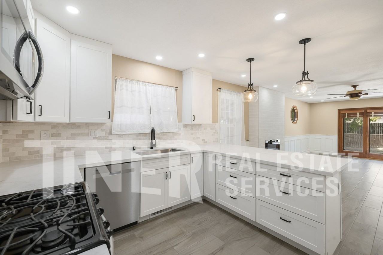 1721 Oakwood Dr - Photo 4 of 26