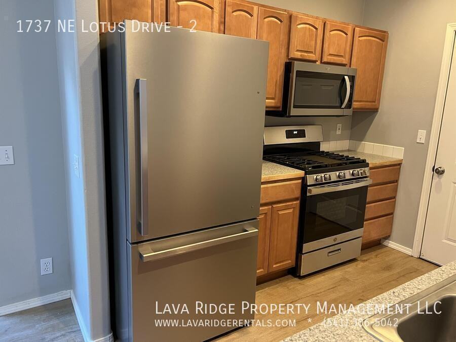 1737 Ne Lotus Dr #2 - Photo 3 of 34