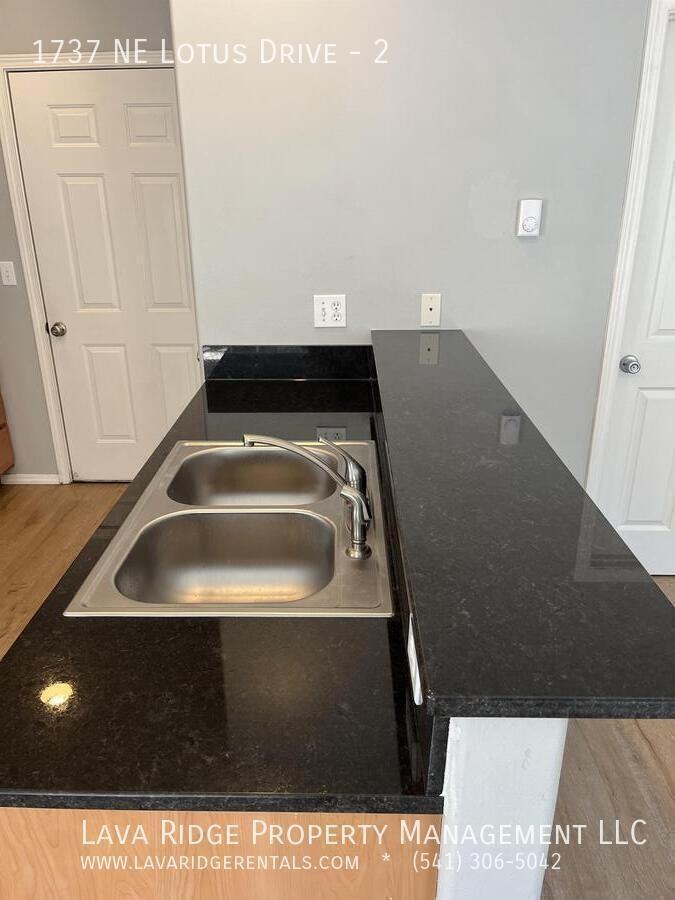 1737 Ne Lotus Dr #2 - Photo 5 of 34