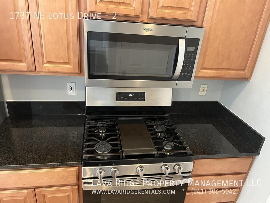 1737 Ne Lotus Dr #2 - Photo 6 of 34