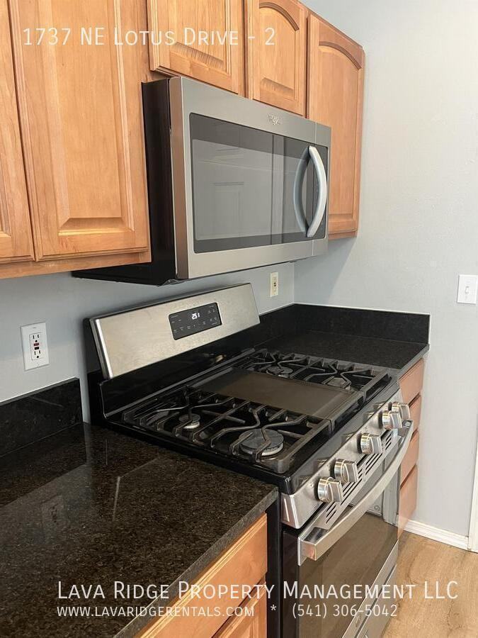1737 Ne Lotus Dr #2 - Photo 7 of 34