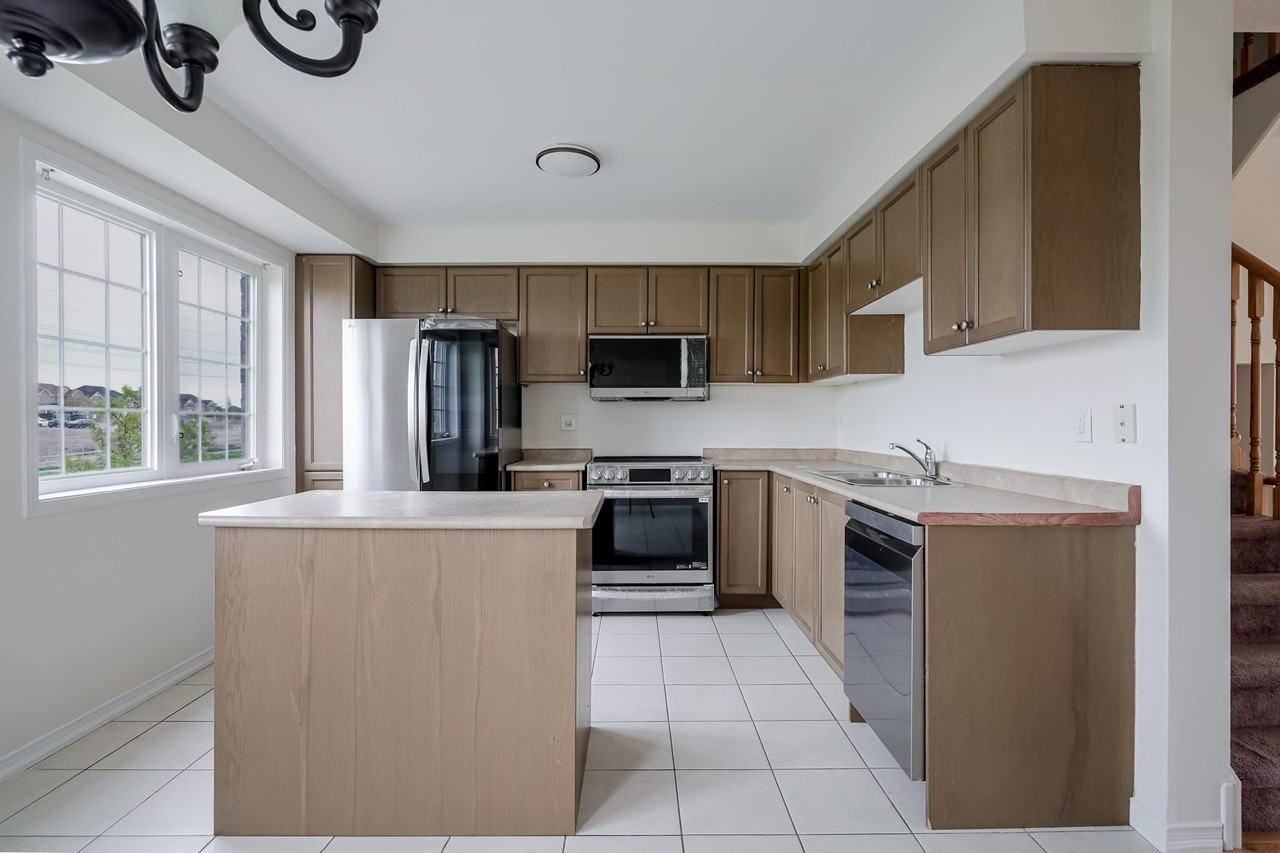 455 Rossland Road East - Photo 5 of 14