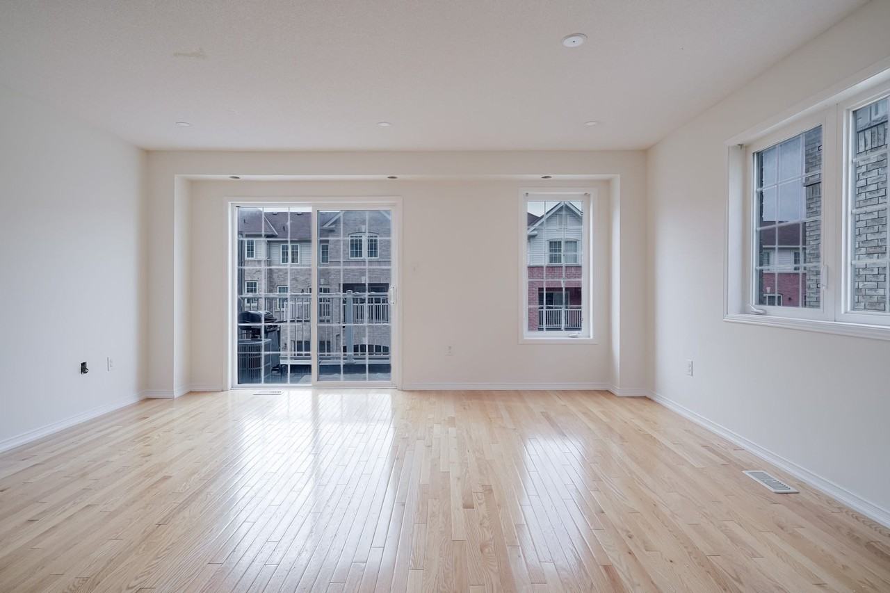 455 Rossland Road East - Photo 4 of 14