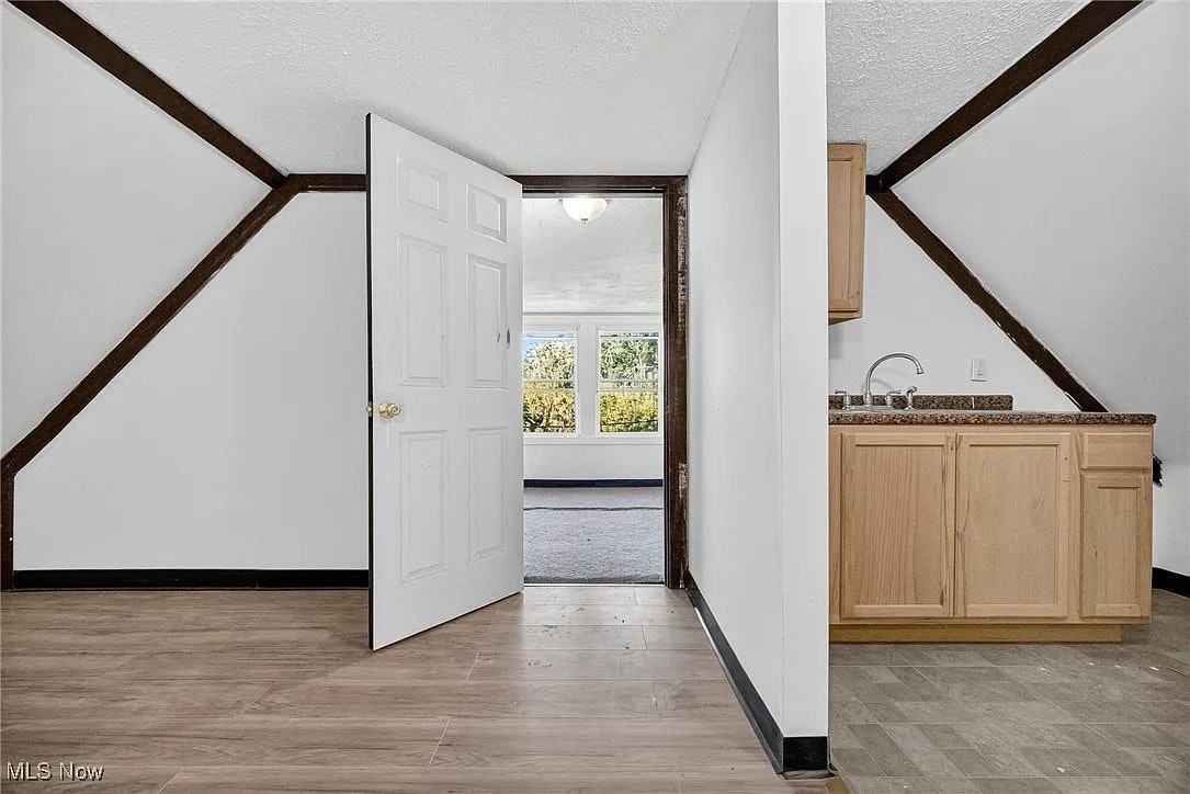 3557 W 32nd St, Unit U - Photo 4 of 12