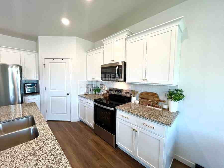 8490 Castleabra Dr - Photo 4 of 26