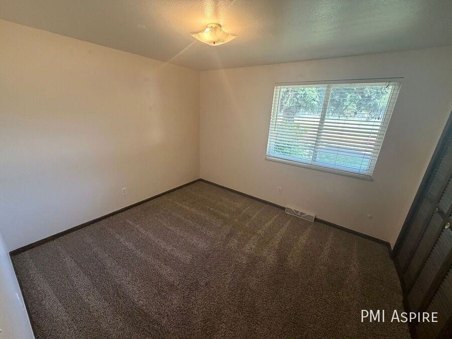 421 Bimson Ave - Photo 7 of 10