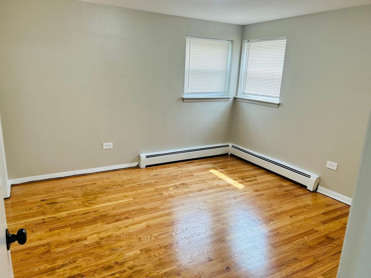 3146 Ridgeland Ave #1E - Photo 4 of 7