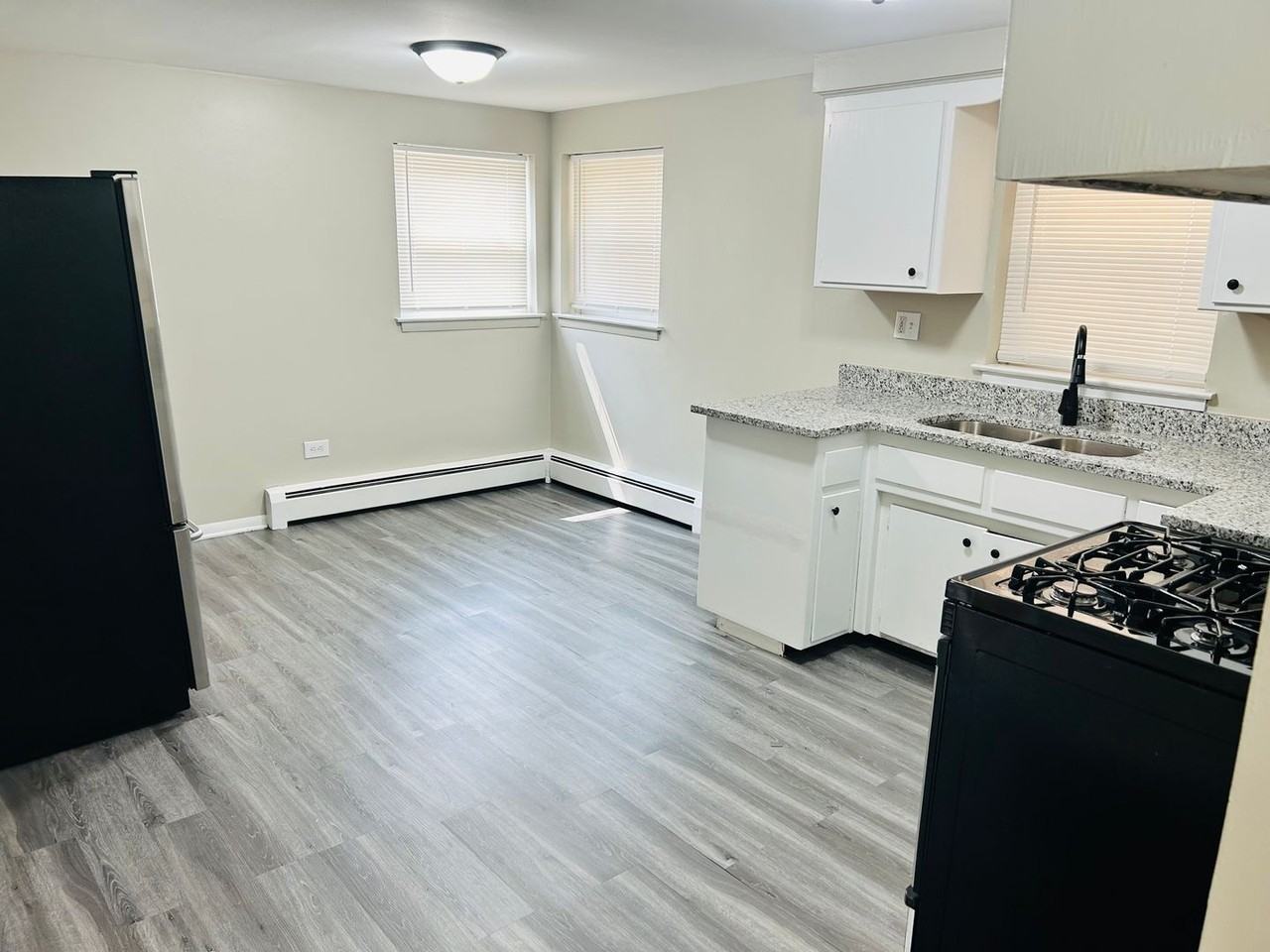 3146 Ridgeland Ave #1E - Photo 5 of 7